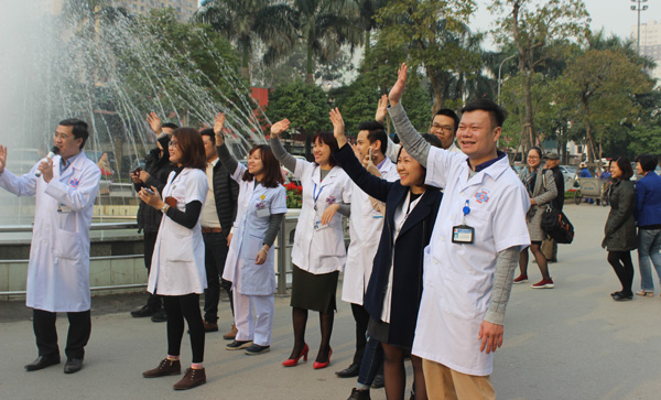 Hình ảnh cảm động tiễn bệnh nhân ung thư về quê ăn Tết Hình ảnh cảm động tiễn bệnh nhân ung thư về quê ăn Tết